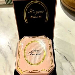 Too faced Diamond light multi use highlighter diamond powder